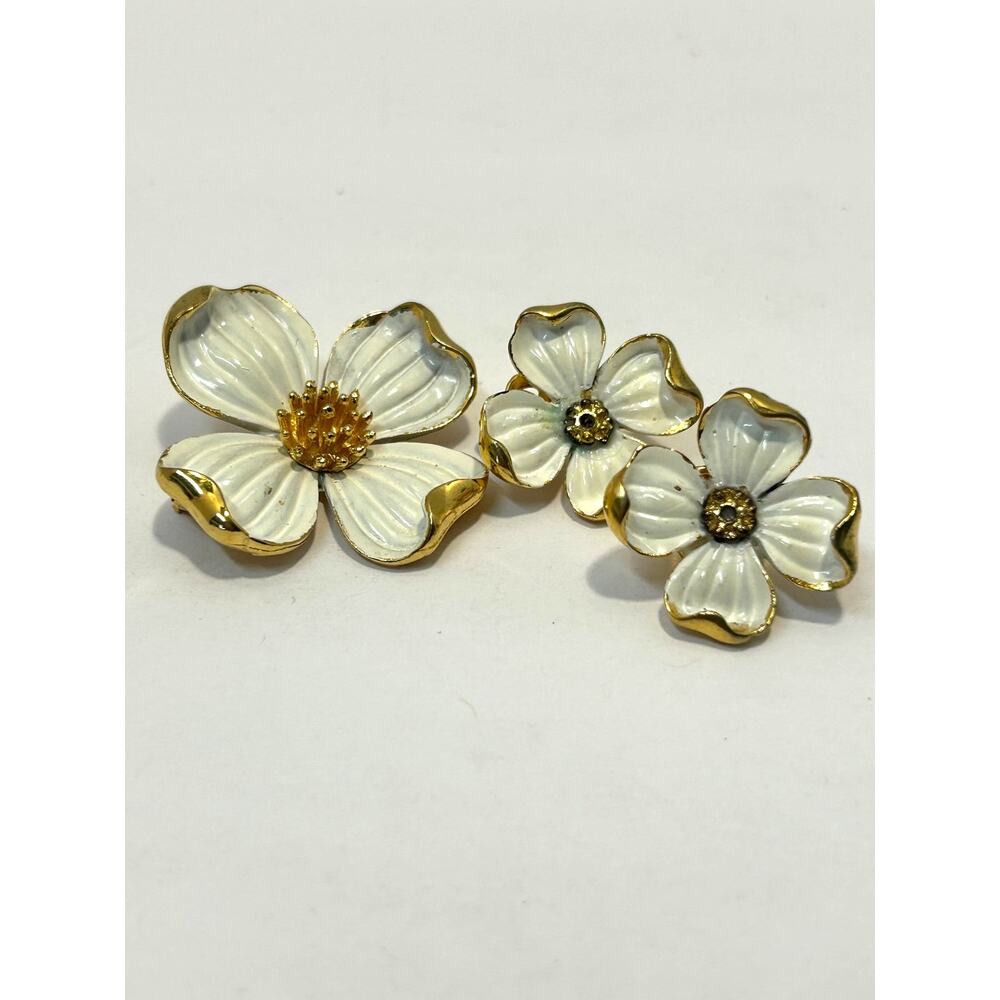 CROWN TRIFARI Vintage Dogwood Flower Enameled Brooch Clip-on Earring Set MCM